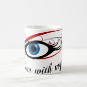 私は私の目のマグによって聞きます コーヒーマグカップ (中央)