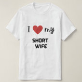 私は私の短い妻のマッおもしろいチングのカップルが大好き Tシャツ (デザイン正面)