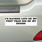 "私は私の膝で私の足にむしろ住んでいますより死にます" バンパーステッカー (車上)