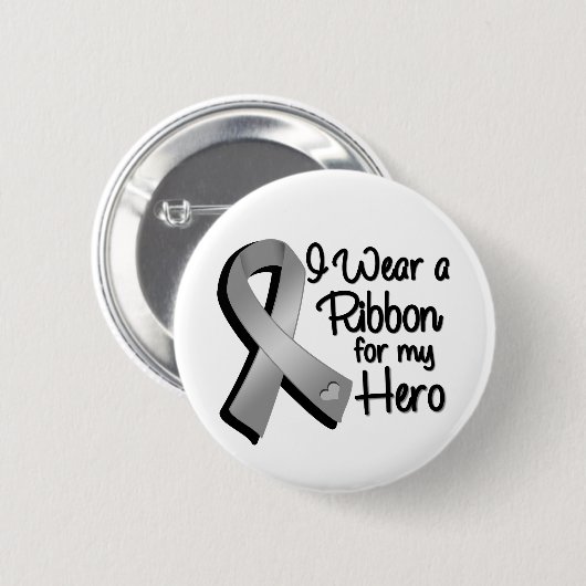 私は私の英雄のための灰色のリボンを身に着けています 缶バッジ (正面&裏面)