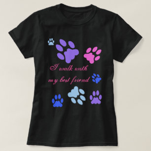 私は私の親友のTシャツによって歩きます Tシャツ