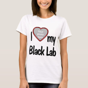 私は私の黒い研究室が大好き可愛い赤いハートフォトフレーム Tシャツ