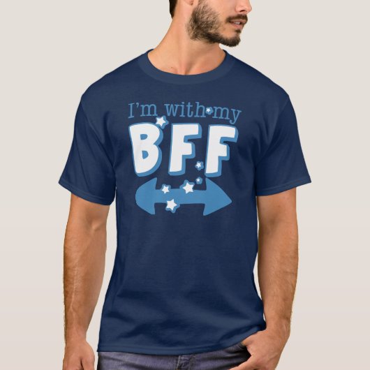 私は私のBFFと一緒にいる（二重矢印） Tシャツ (正面)