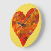 私は秋、微妙な愛 – 赤い《植物》アスペンリーフハート1 ラージ壁時計 (傾斜)
