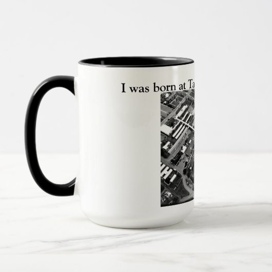 私は立川町の航空基地日本で生まれました マグカップ (左)