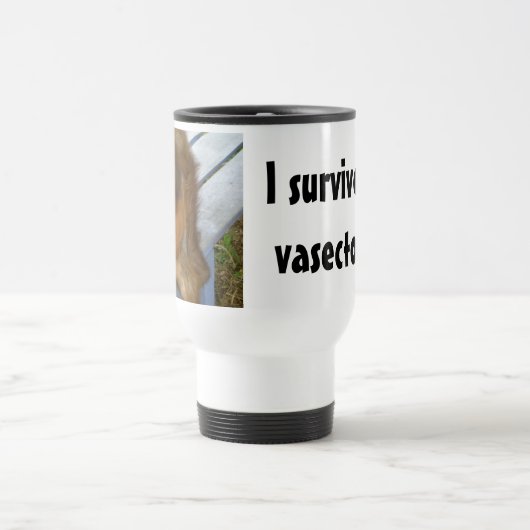 私は精管切除のユーモアを生き延びました トラベルマグ (中央)