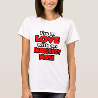 私は緊急のナースに恋してる Tシャツ