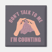 私は編み物を数えている私と話すなおもしろいい マグネット (正面)