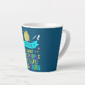 私は編み針だから私は人々の糸の編み物を窒息しない カフェラテマグ (右アングル)