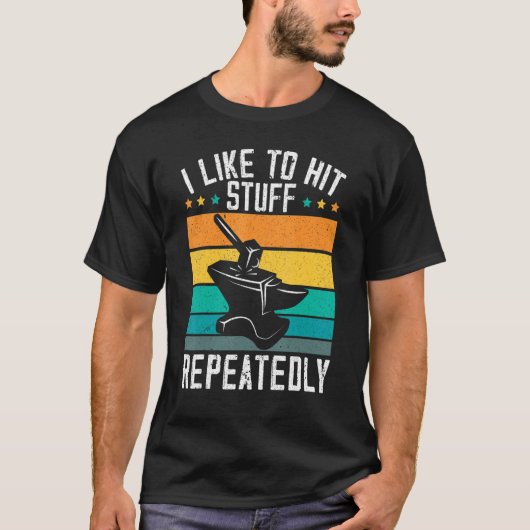 私は繰り返し鍛造物を打つのが好き Tシャツ (正面)