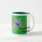 私は羊の目を作っている….. ツートーンマグカップ (正面右)