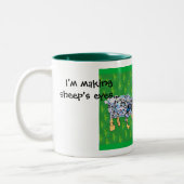 私は羊の目を作っている….. ツートーンマグカップ (左)