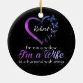 私は翼のある夫の妻の未亡人ではない セラミックオーナメント (裏面)