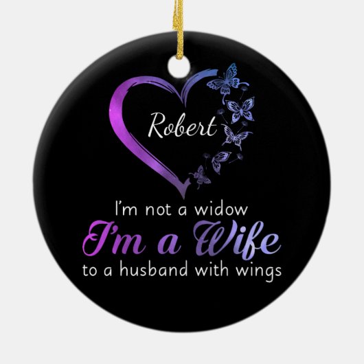 私は翼のある夫の妻の未亡人ではない セラミックオーナメント (裏面)