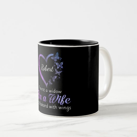 私は翼のある夫の妻の未亡人ではない ツートーンマグカップ (正面右)