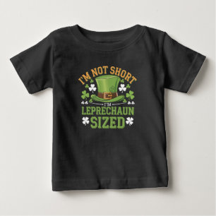 私は背が低いわけじゃない、レプラコーンサイズです 聖パトリックの祝日 ベビーTシャツ
