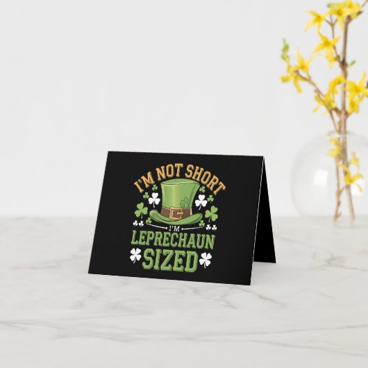 私は背が低いわけじゃない、妖精サイズなんだよセントパトリックのために カード (黄色い花)