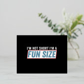 私は背が低いわけじゃない、楽しいサイズの面白い短い名言なんだ 箔招待状ポストカード (立ち正面)