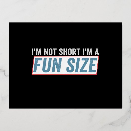 私は背が低いわけじゃない、楽しいサイズの面白い短い名言なんだ 箔招待状ポストカード (正面)