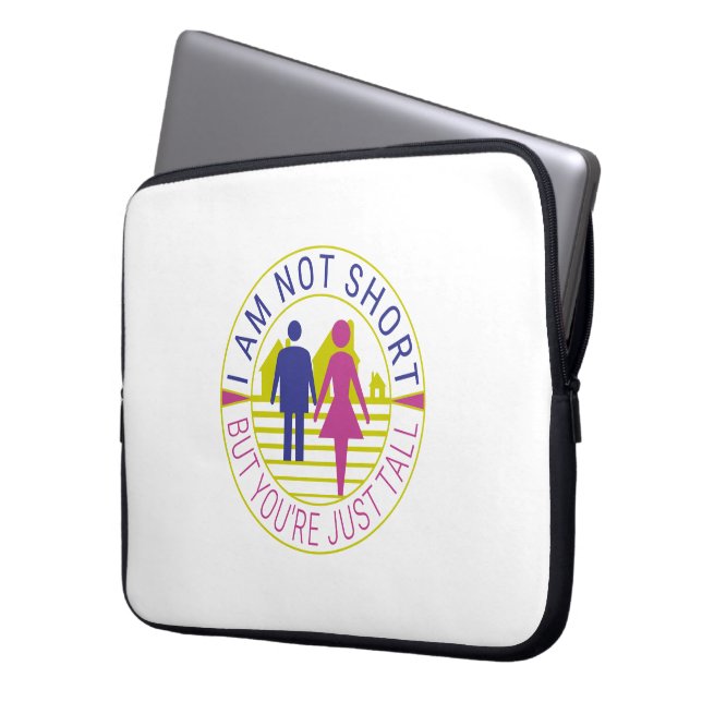 私は背が低くなくあなたは背が高い ラップトップスリーブ (正面左)