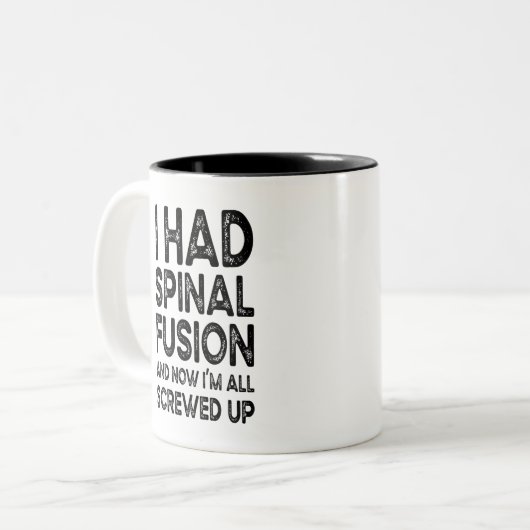 私は脊椎融合で、今は全て疲れ果てている ツートーンマグカップ (正面左)