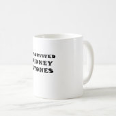 私は腎臓結石を生き延びました コーヒーマグカップ (正面右)