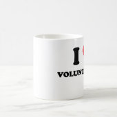 私は自ら申し出ることを愛します コーヒーマグカップ (中央)