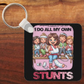 私は自分のスタントの腕を折るとすぐに腕が良くなる キーホルダー (正面)