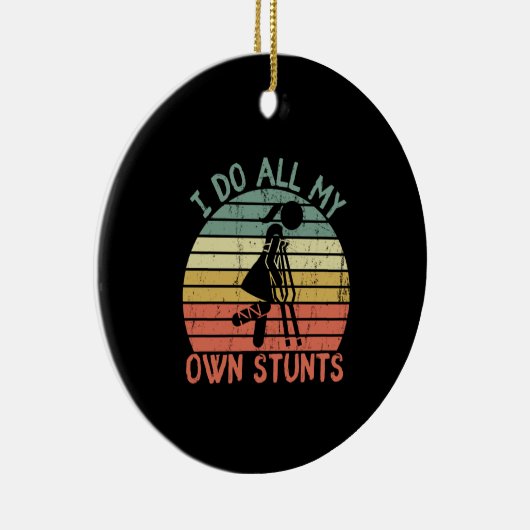 私は自分のスタントはレッグおもしろいガールを陪審する セラミックオーナメント (右)