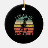 私は自分のスタントはレッグおもしろいガールを陪審する セラミックオーナメント (正面)