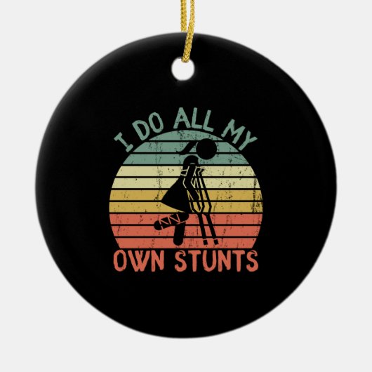 私は自分のスタントはレッグおもしろいガールを陪審する セラミックオーナメント (正面)