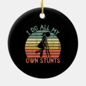 私は自分のスタントはレッグおもしろいガールを陪審する セラミックオーナメント (裏面)