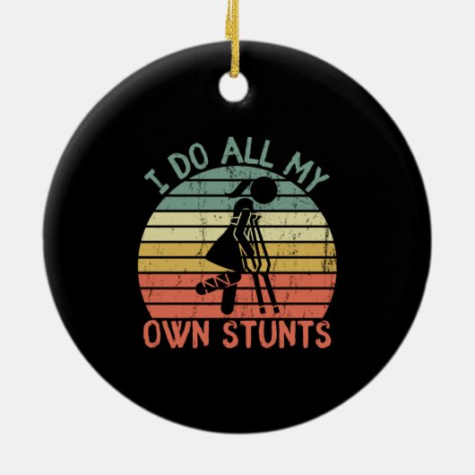 私は自分のスタントはレッグおもしろいガールを陪審する セラミックオーナメント (裏面)