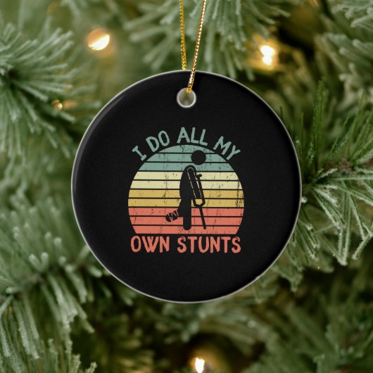 私は自分のスタントを全おもしろいて審査員の足をする セラミックオーナメント (ツリー)