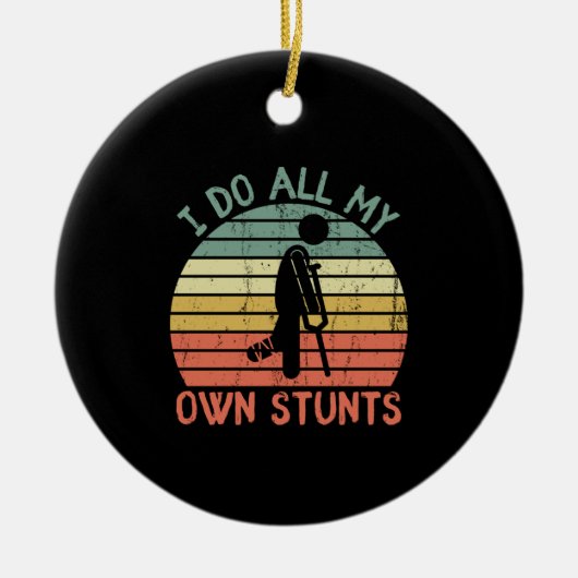 私は自分のスタントを全おもしろいて審査員の足をする セラミックオーナメント (正面)