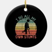 私は自分のスタントを全おもしろいて審査員の足をする セラミックオーナメント (裏面)