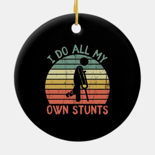 私は自分のスタントを全おもしろいて審査員の足をする セラミックオーナメント (裏面)