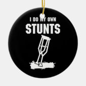 私は自分のスタントを行う – 良いギフト傷害レッグを得る セラミックオーナメント (正面)