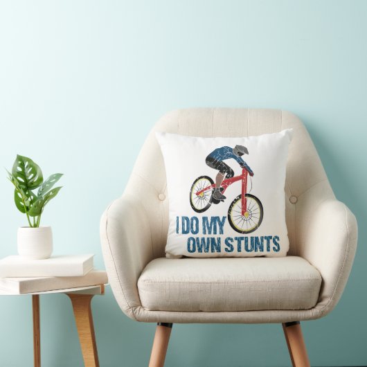 私は自分のスタントマウンテンバイクもしくは自転車に乗る人ヴィンテージ クッション (椅子)