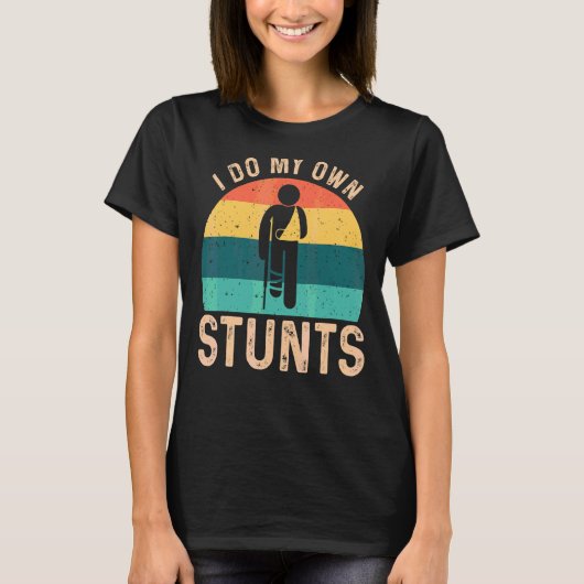 私は自分のスタント骨折した脚の腕の手手首の肘をする Tシャツ (正面)