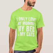 私は自分のママ、ベッド、猫、猫だけが大好き Tシャツ (正面)