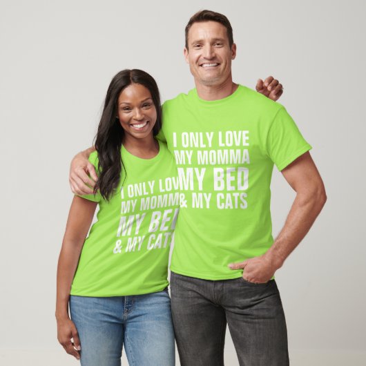 私は自分のママ、ベッド、猫、猫だけが大好き Tシャツ (ユニセックス)