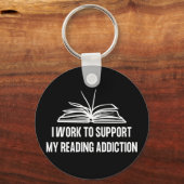 私は自分の中毒を支え読るために働く キーホルダー (正面)