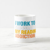 私は自分の中毒を支え読るために働く コーヒーマグカップ (中央)