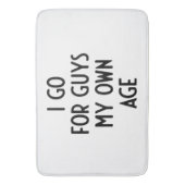 私は自分の年齢の人のために行く白いおもしろい嘘パーティー バスマット (正面縦)