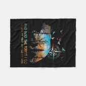 私は自分の心の贈り物を失いに行くために耐えて森に入る フリースブランケット (正面(横))