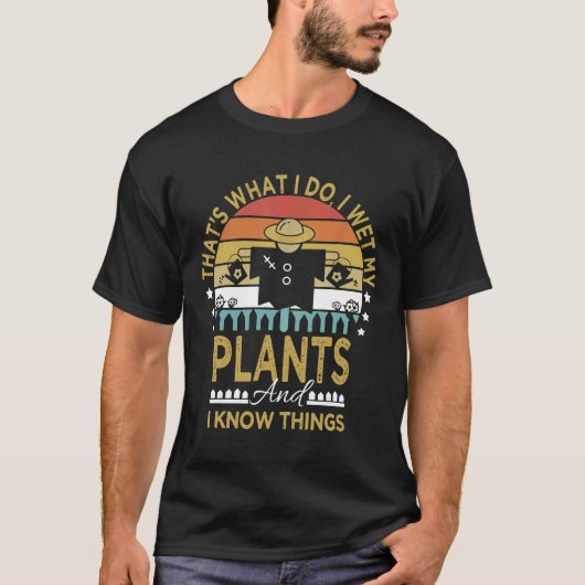 私は自分の植物を湿らせ、私は庭のかかしのことを知っている Tシャツ (正面)