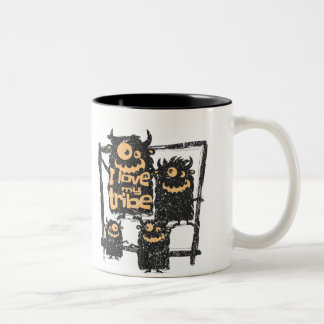 私は自分の部族のモンスターおもしろいファミリーのハロウィーンが大好き ツートーンマグカップ