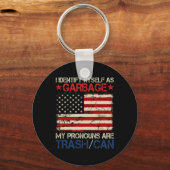 私は自分をトランプのゴミの支持者と見なす キーホルダー (正面)
