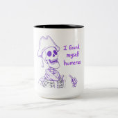 私は自分自身の上腕骨を見つけおもしろいた – Skeleton Pun ツートーンマグカップ (中央)